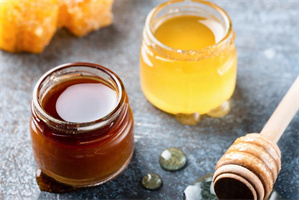 蜂蜜有沉淀现象咋回事蜂蜜里沉淀的是什么